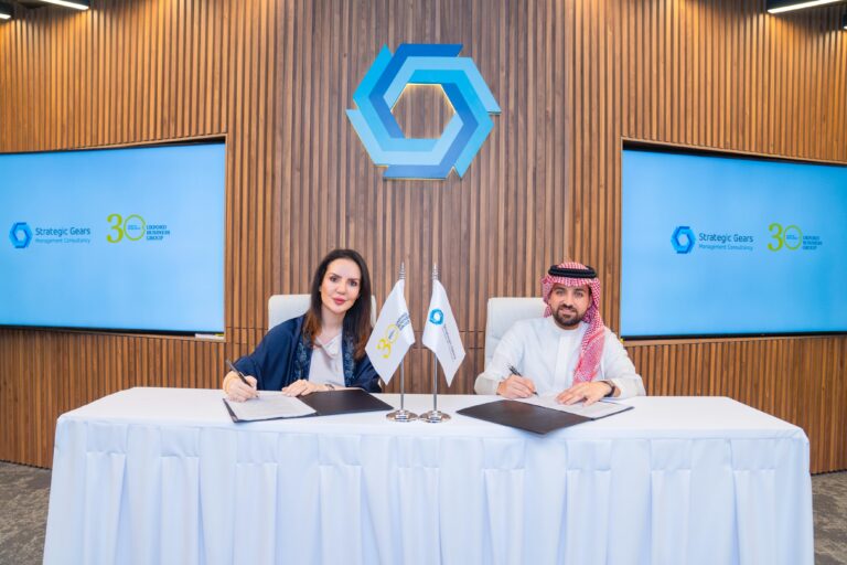 تحالف استراتيجي بين مجموعة أكسفورد للأعمال وشركة “ستراتيجيك جيرز” لتعزيز الرؤية الاقتصادية في المملكة العربية السعودية